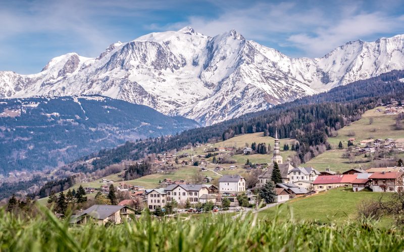 Pueblo de Combloux en primavera con el Mont-Blanc al fondo