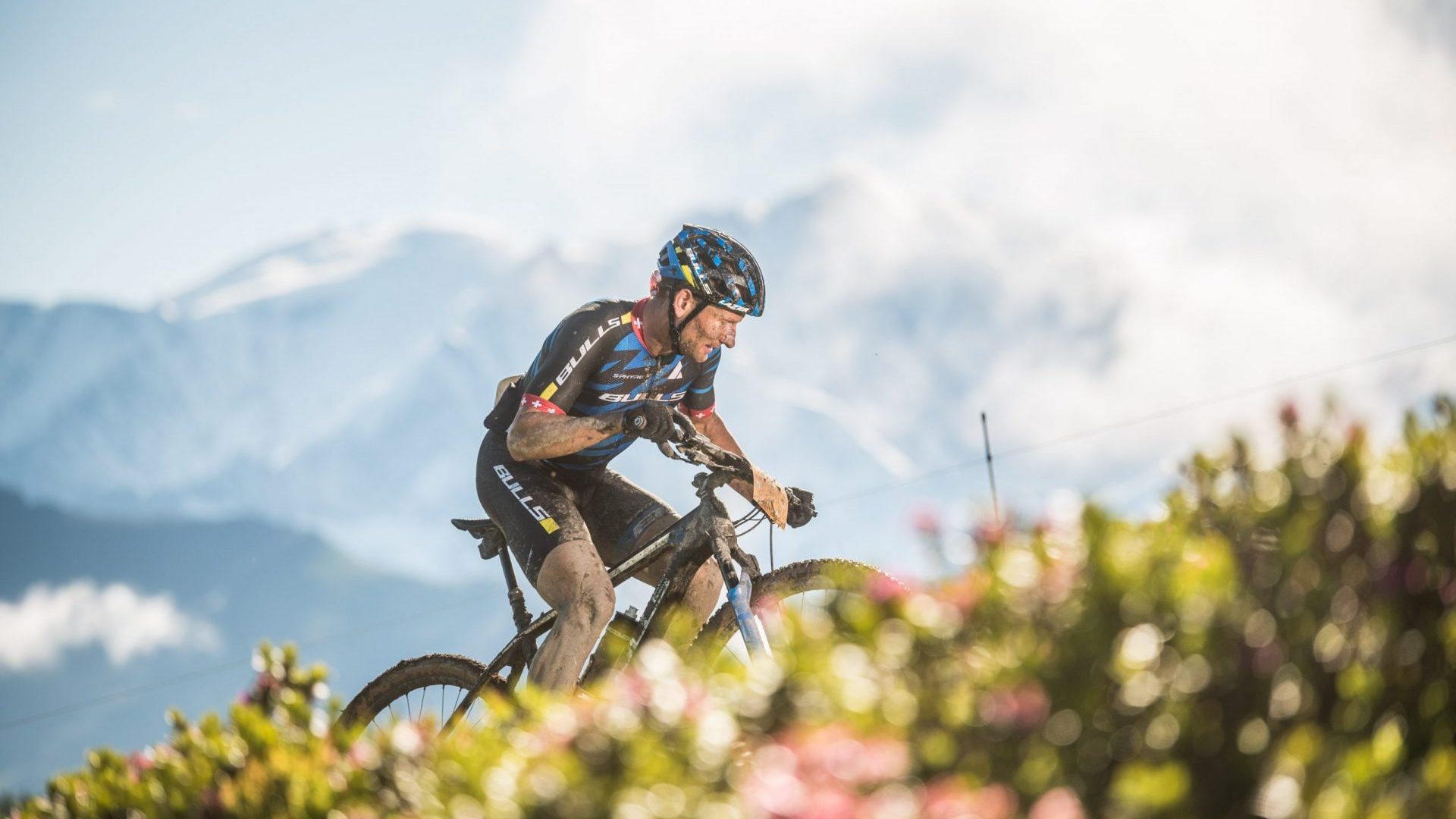 ciclista de montaña en el sendero alpino frente al Mont Blanc