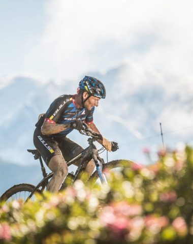 ciclista de montaña en el sendero alpino frente al Mont Blanc