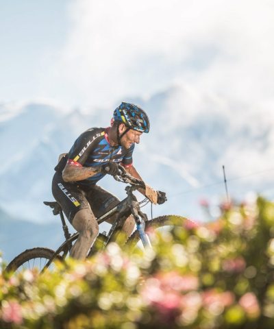 ciclista de montaña en el sendero alpino frente al Mont Blanc