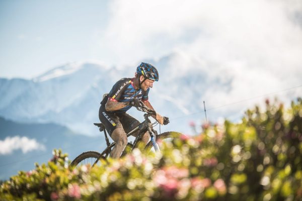 ciclista de montaña en el sendero alpino frente al Mont Blanc