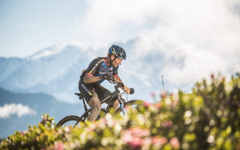 vetetiste sur sentier alpin face mont blanc