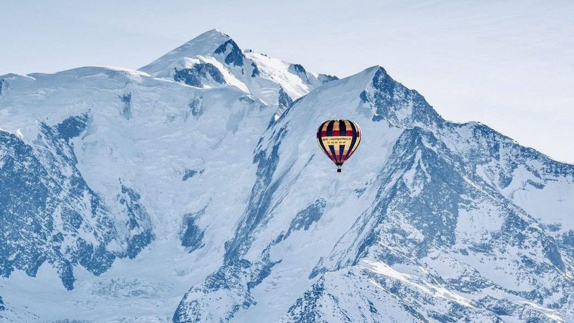 Montgolfière devant Mont-Blanc