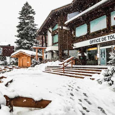 chute neige parvis office tourisme combloux