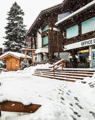 chute neige parvis office tourisme combloux