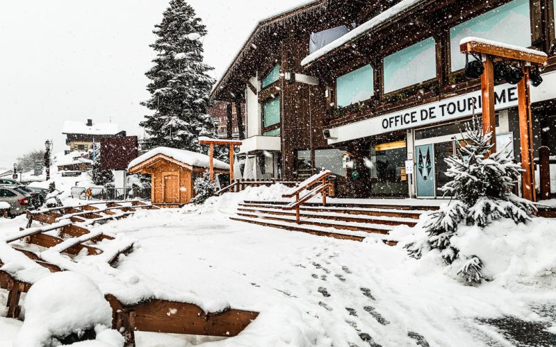 chute neige parvis office tourisme combloux